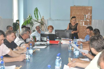 Premieră în România: consilierii din Băneasa, daţi în judecată de primar fiindcă au îndrăznit să convoace şedinţă de capul lor